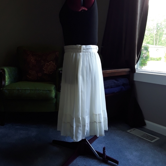 NWT Club Monaco pleated skirt *flaw* - Picture 2 of 8